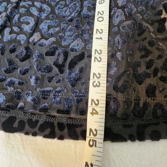 DKNY Host Pick  Black Blooms Faux Leather Shoulder & Neckline Top Size M - Picture 6 of 7